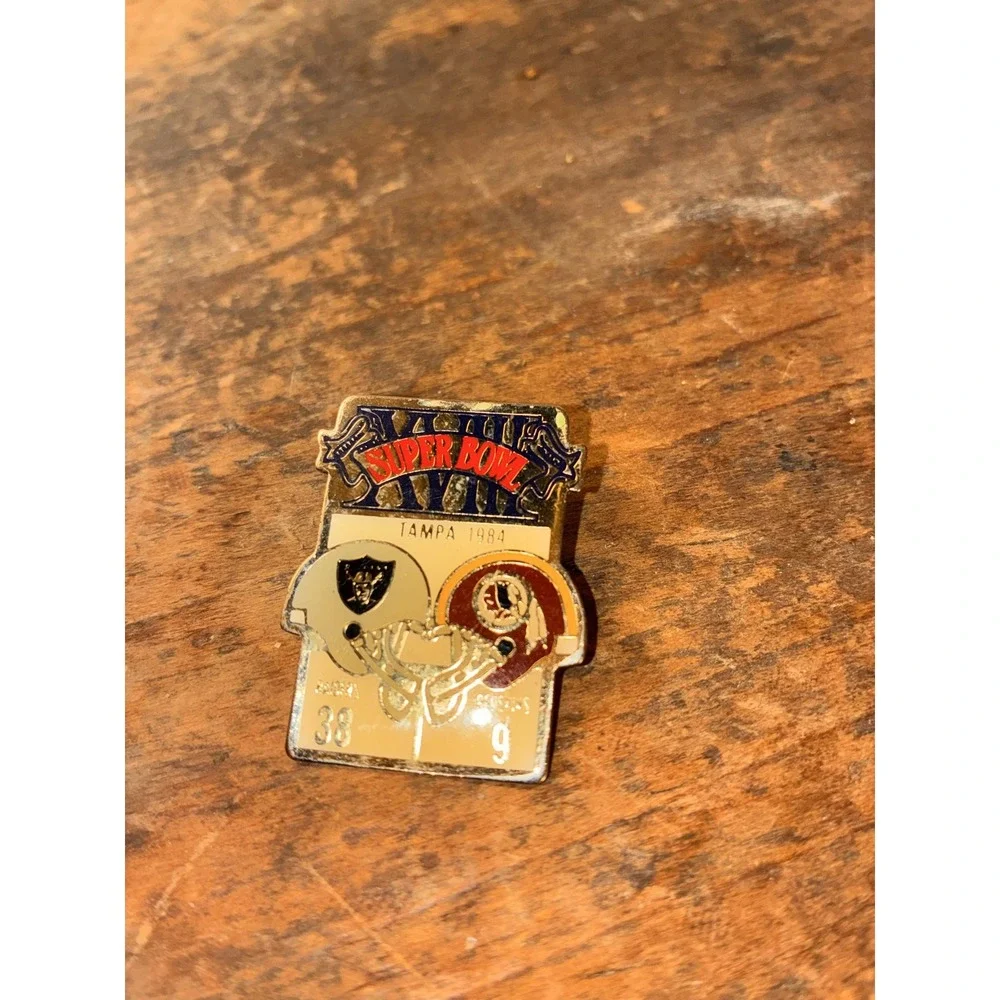 Super Bowl XVIII 1984 Raiders 38 vs‎ Redskins 9 Football Pin